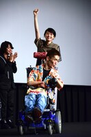 熊篠慶彦の電動車椅子に乗って退場する清野菜名。