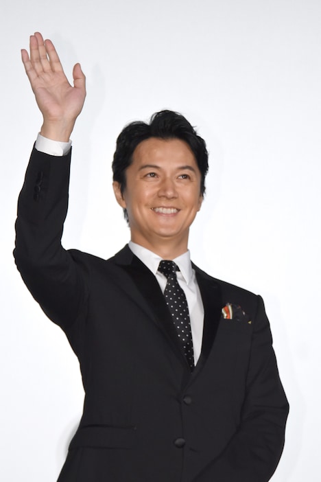 「ましゃー！」という歓声に応える福山雅治。