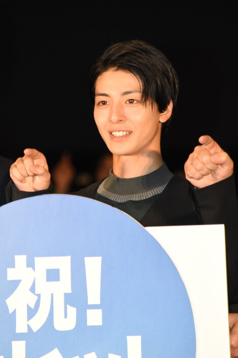 “概念を奪うポーズ”をする高杉真宙。