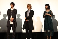 「星降る夜のペット」初日舞台挨拶の様子。左から石賀和輝、染谷俊之、菅野莉央。