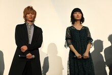 「星降る夜のペット」初日舞台挨拶の様子。左から染谷俊之、菅野莉央。