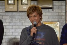 関口メンディー演じるフォーのモノマネをする佐藤大樹。