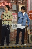 八木将康（左）のリコーダーを懐から取り出す天野浩成（右）。