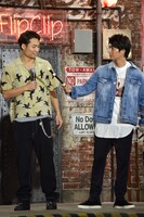 八木将康（左）のリコーダーを取り出した天野浩成（右）。