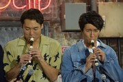 “たてぶえきょうだい”としてリコーダーを演奏する八木将康（左）と天野浩成（右）。