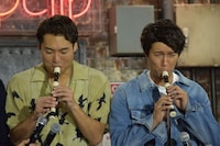 “たてぶえきょうだい”としてリコーダーを演奏する八木将康（左）と天野浩成（右）。