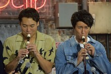 “たてぶえきょうだい”としてリコーダーを演奏する八木将康（左）と天野浩成（右）。