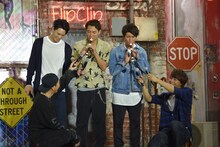 “たてぶえきょうだい”としてリコーダーを演奏する八木将康（中央左）と天野浩成（中央右）。