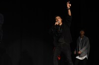 踊りながら登壇した山下健二郎（手前）。