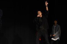 踊りながら登壇した山下健二郎（手前）。