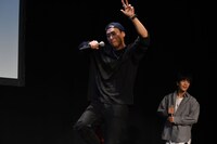 踊りながら登壇した山下健二郎（手前）。