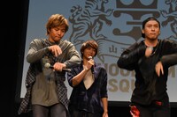 入場BGMに合わせて踊る佐藤大樹（左）と山下健二郎（右）。