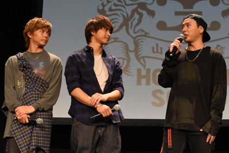 左から佐藤大樹、佐藤寛太、山下健二郎。