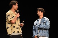 リコーダーを取り出す天野浩成（右）。