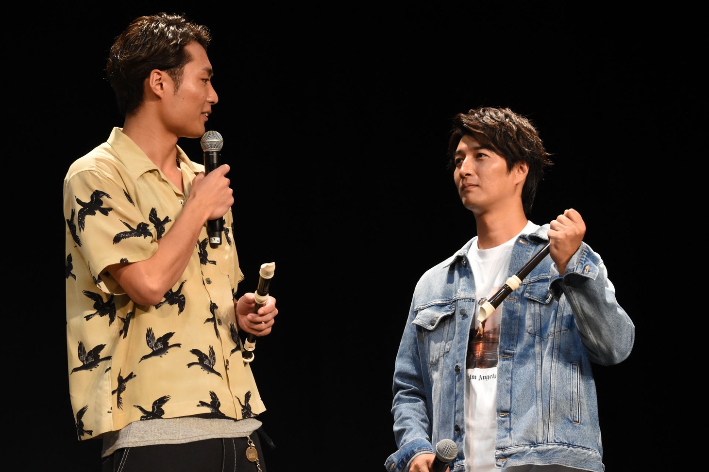 リコーダーを取り出す天野浩成（右）。