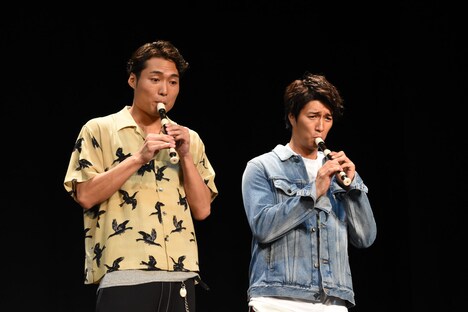 リコーダーを演奏する八木将康（左）と天野浩成（右）。