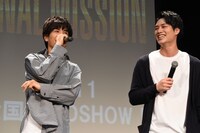 左から岩田剛典、鈴木伸之。