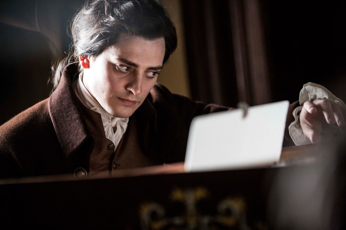 美人歌手と距離縮めるモーツァルトに男爵が嫉妬 プラハ舞台の愛憎劇予告 映画ナタリー