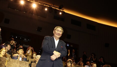 観客に笑顔を向ける北野武。