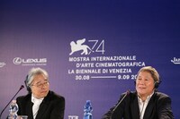 記者会見の様子。左から森昌行、北野武。