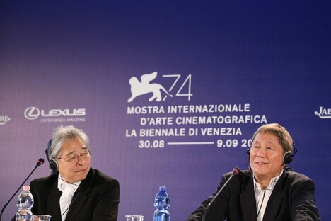 記者会見の様子。左から森昌行、北野武。