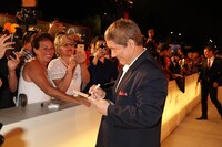 サインに応える北野武。