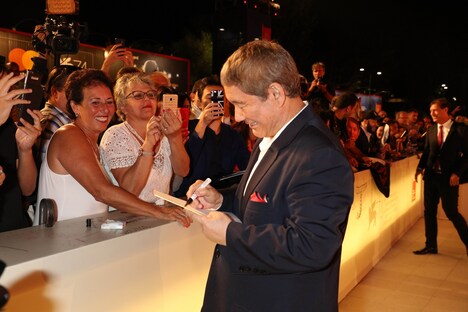 サインに応える北野武。