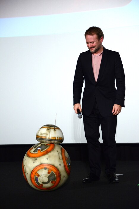 左からBB-8、ライアン・ジョンソン。