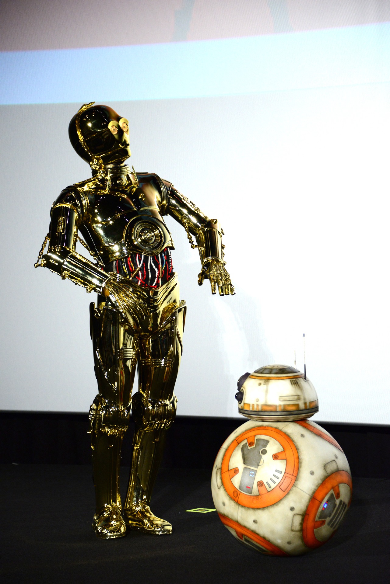 左からC-3PO、BB-8。