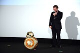 ライアン・ジョンソンのもとに到着したBB-8。