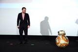 ライアン・ジョンソンのもとに向かうBB-8。