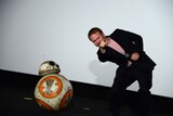 BB-8に尾上松也と河北麻友子の位置を教えるライアン・ジョンソン。