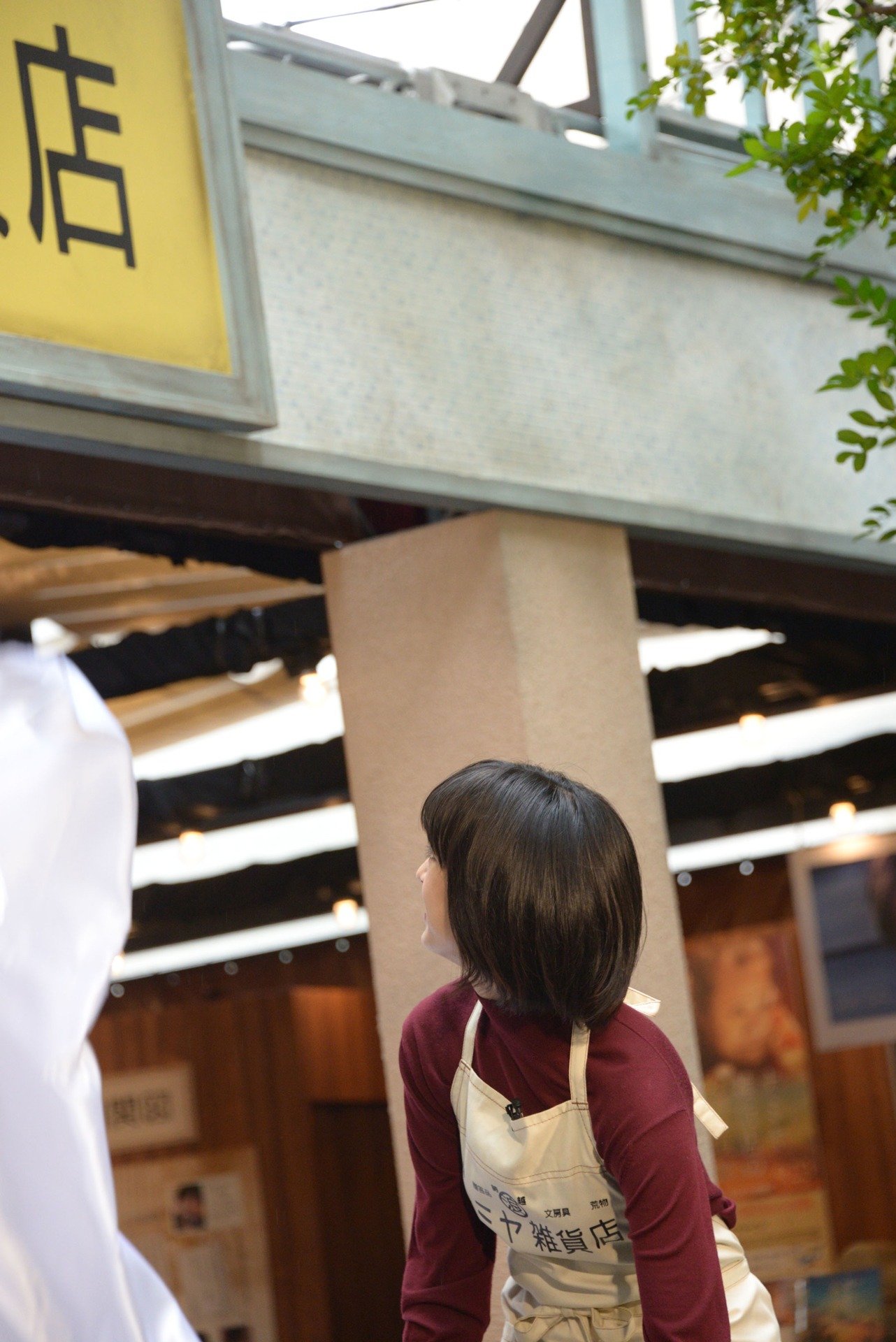 ナミヤ雑貨店の開店セレモニーにて除幕する門脇麦。