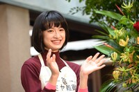 カメラに向かって手を振る門脇麦。