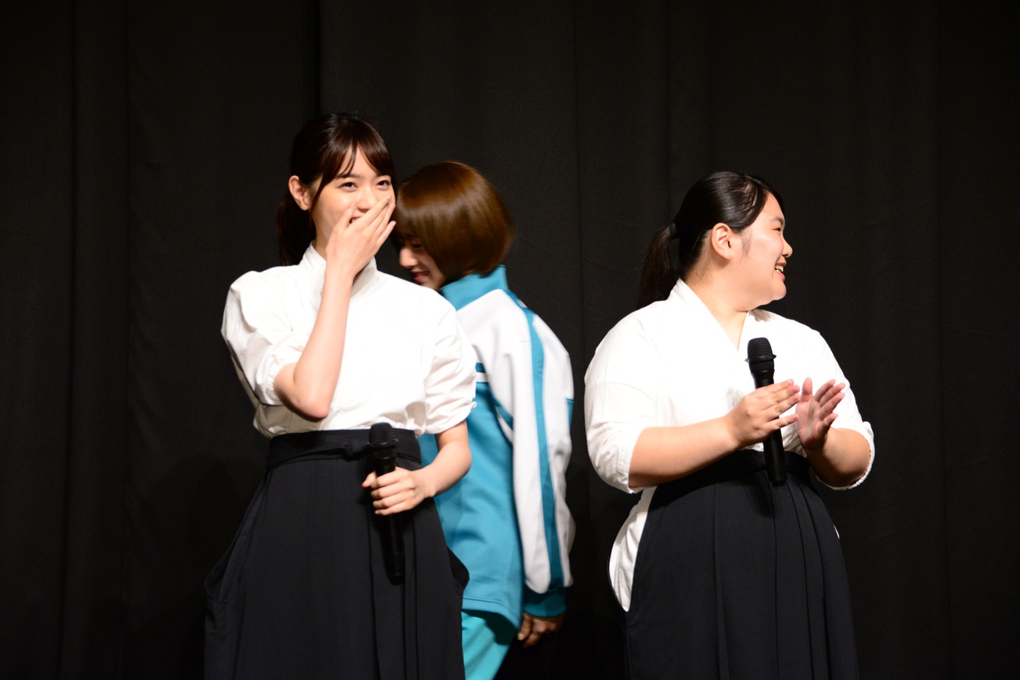 左から西野七瀬、富田望生。