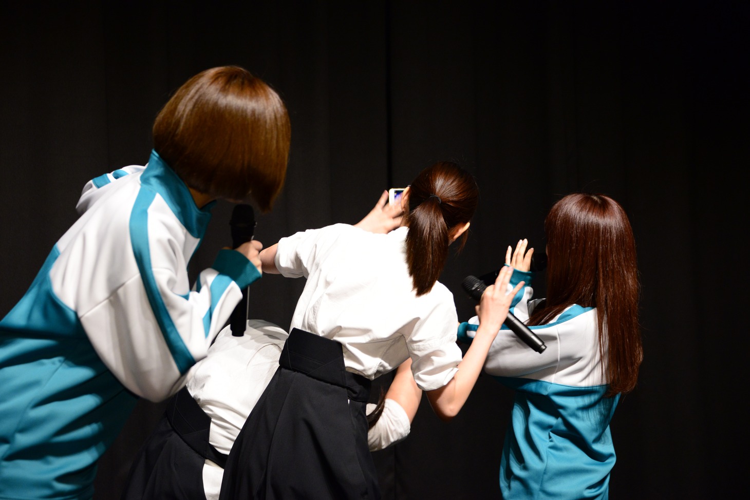 自撮りする登壇者たち。