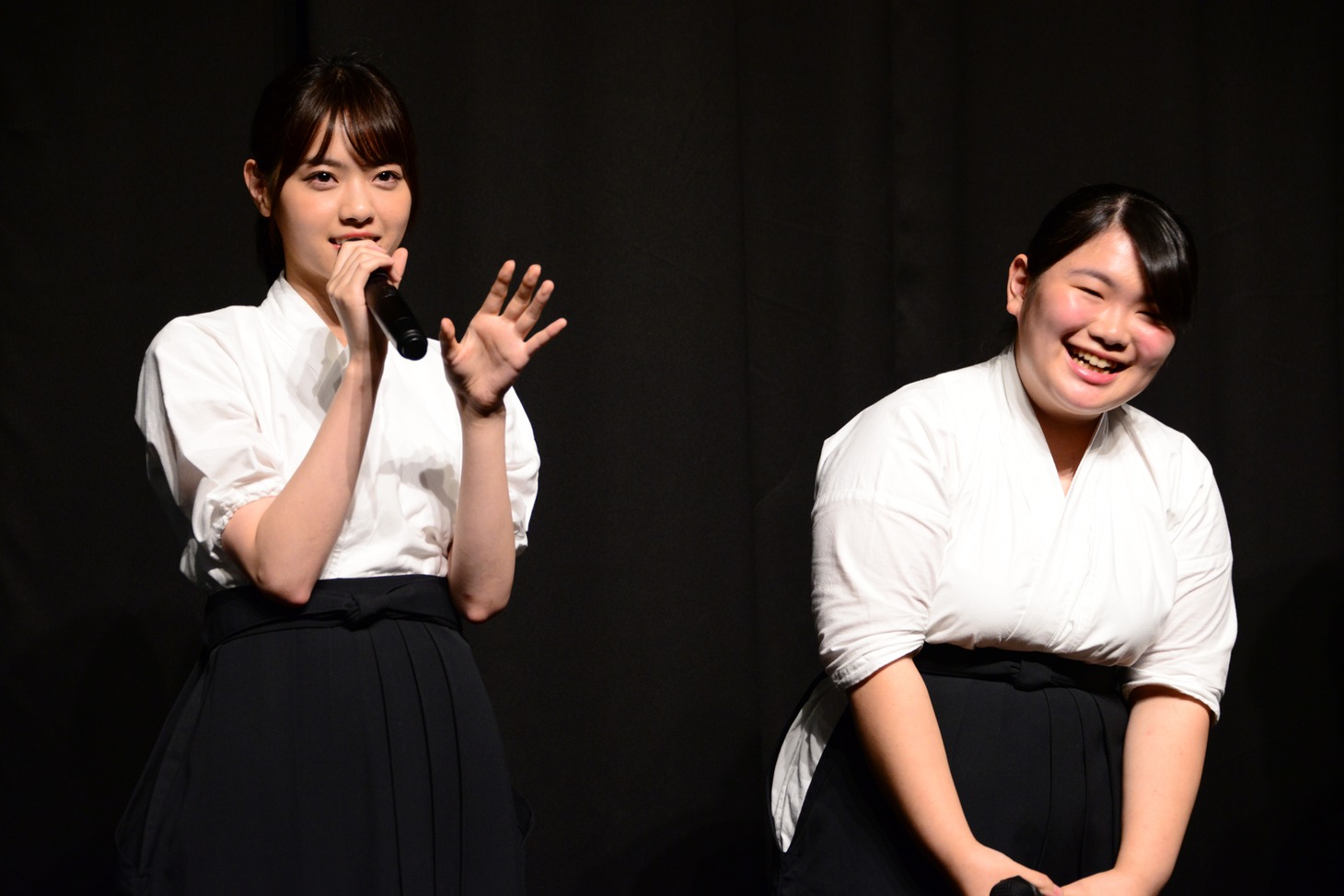 袴姿の西野七瀬（左）と富田望生　（右）。