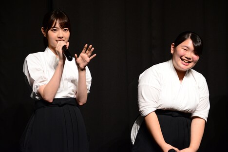 左から西野七瀬、富田望生。