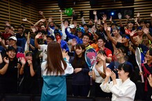 乃木坂46メンバーを間近で見て盛り上がる部活生たち。