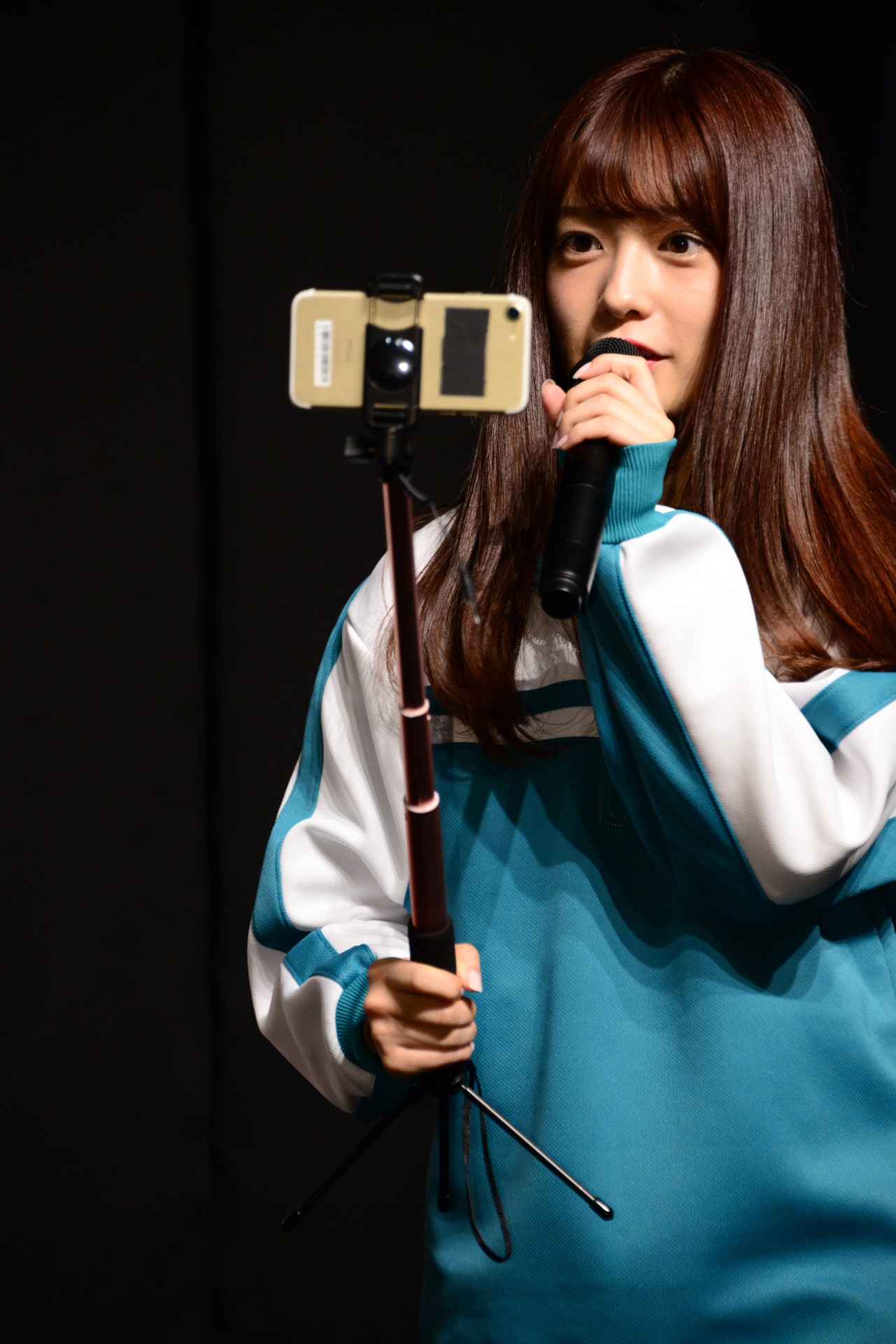自撮り棒を持った斉藤優里。