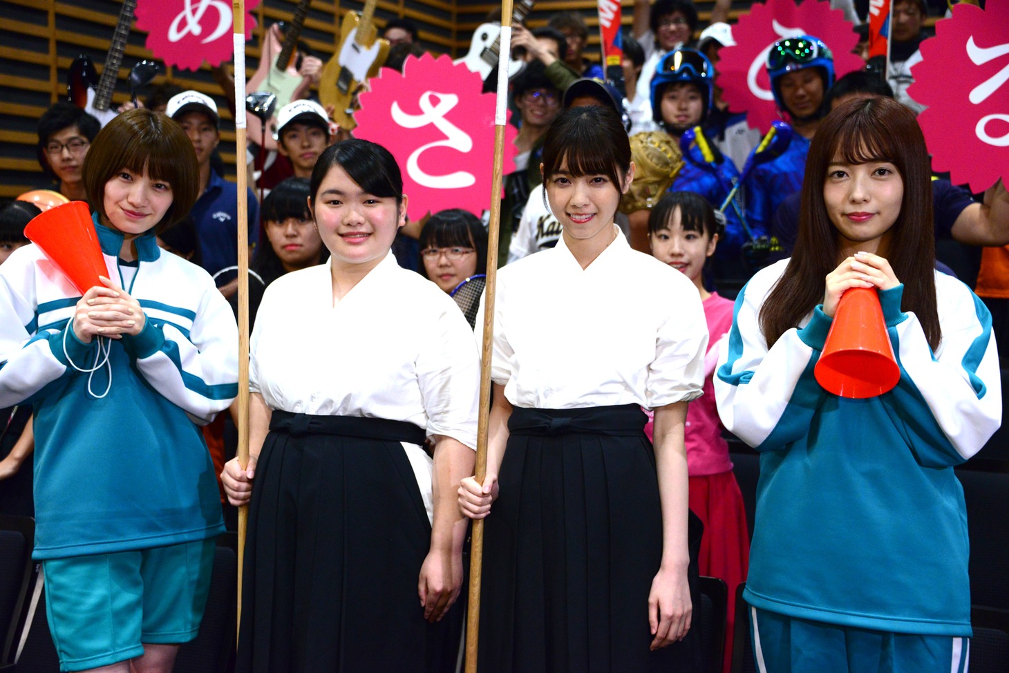 「あさひなぐ」部活生限定試写イベントの様子。左から中田花奈、富田望生、西野七瀬、斉藤優里。