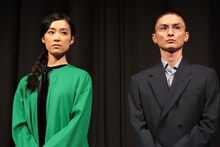 左から初音映莉子、高良健吾。