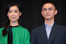 左から初音映莉子、高良健吾。