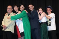 「月と雷」完成披露試写会の様子。