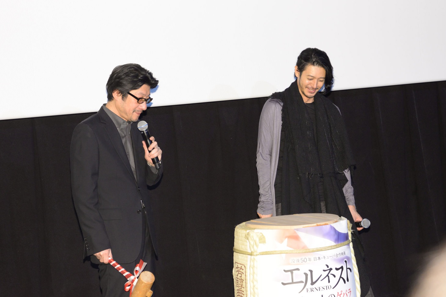 鏡割りを行う阪本順治（左）とオダギリジョー（右）。