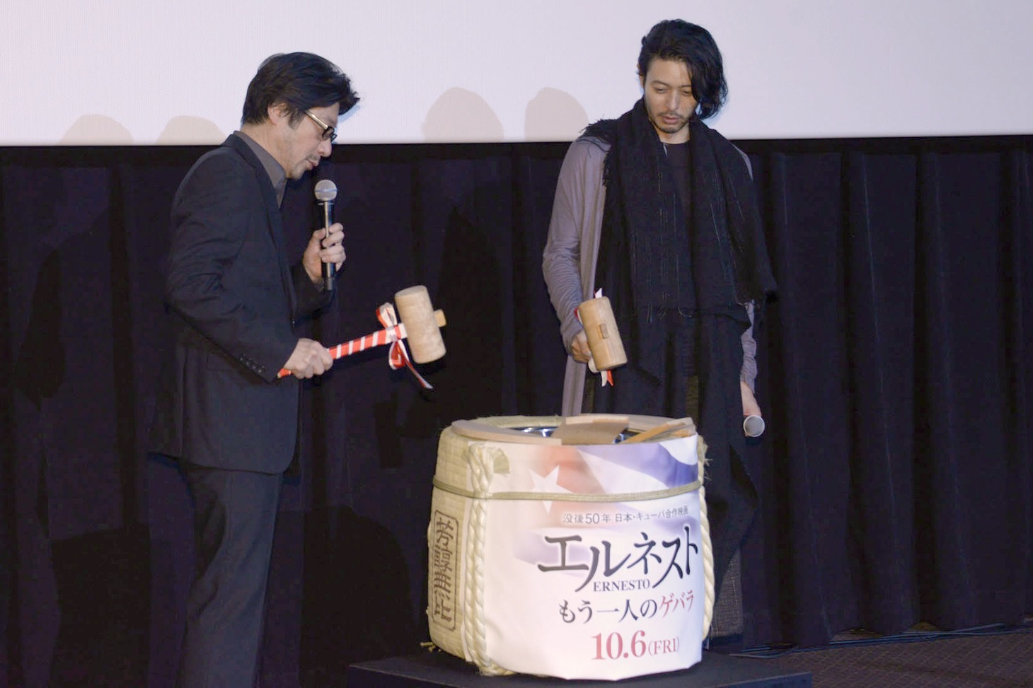 鏡割りを行う阪本順治（左）とオダギリジョー（右）。