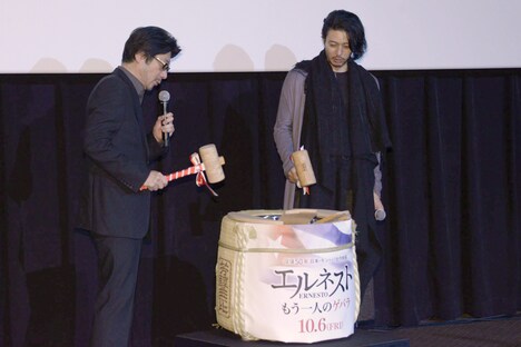 鏡割りを行う阪本順治（左）とオダギリジョー（右）。