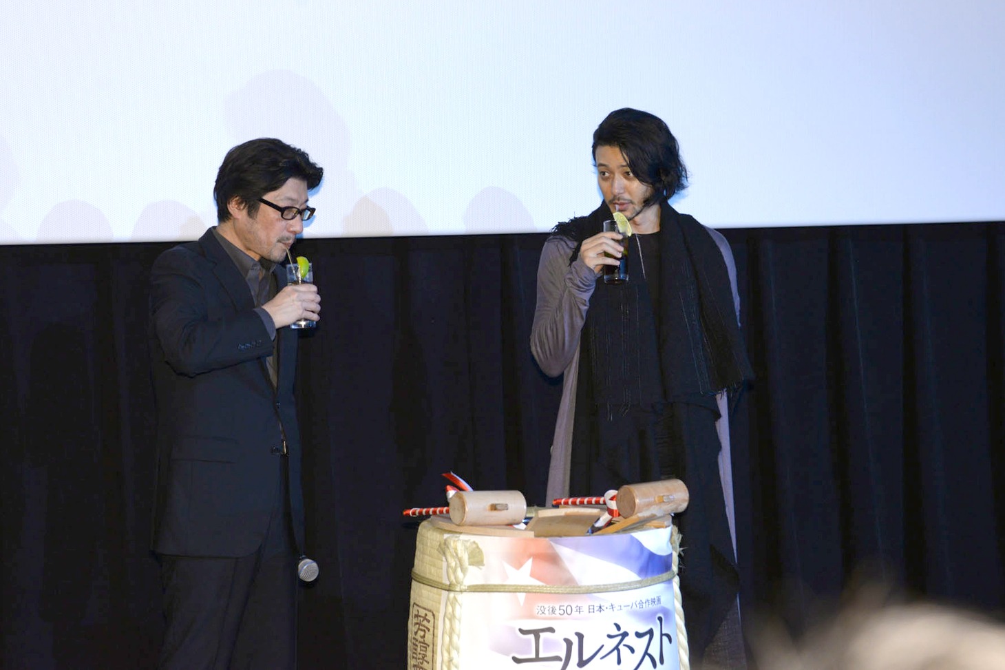 キューバリブレを飲む阪本順治（左）とオダギリジョー（右）。