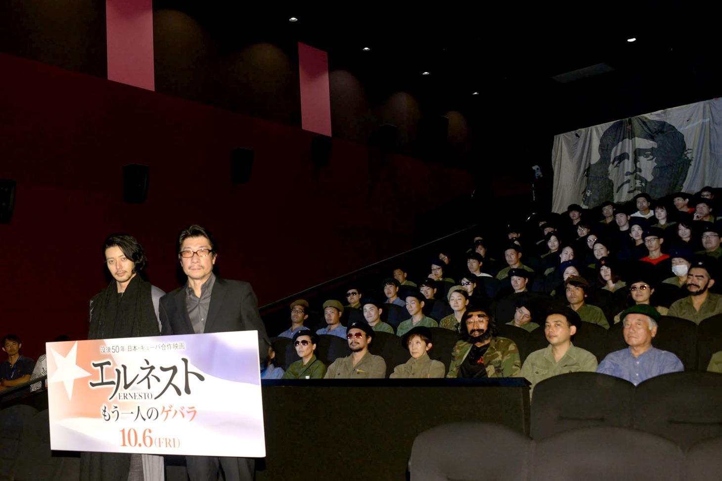 「エルネスト」世界最速試写会にて、左からオダギリジョー、阪本順治。