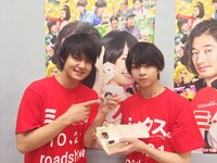 「佐野クエスト」に挑む佐野勇斗（左）と、応援に駆け付けた塩崎太智（右）。